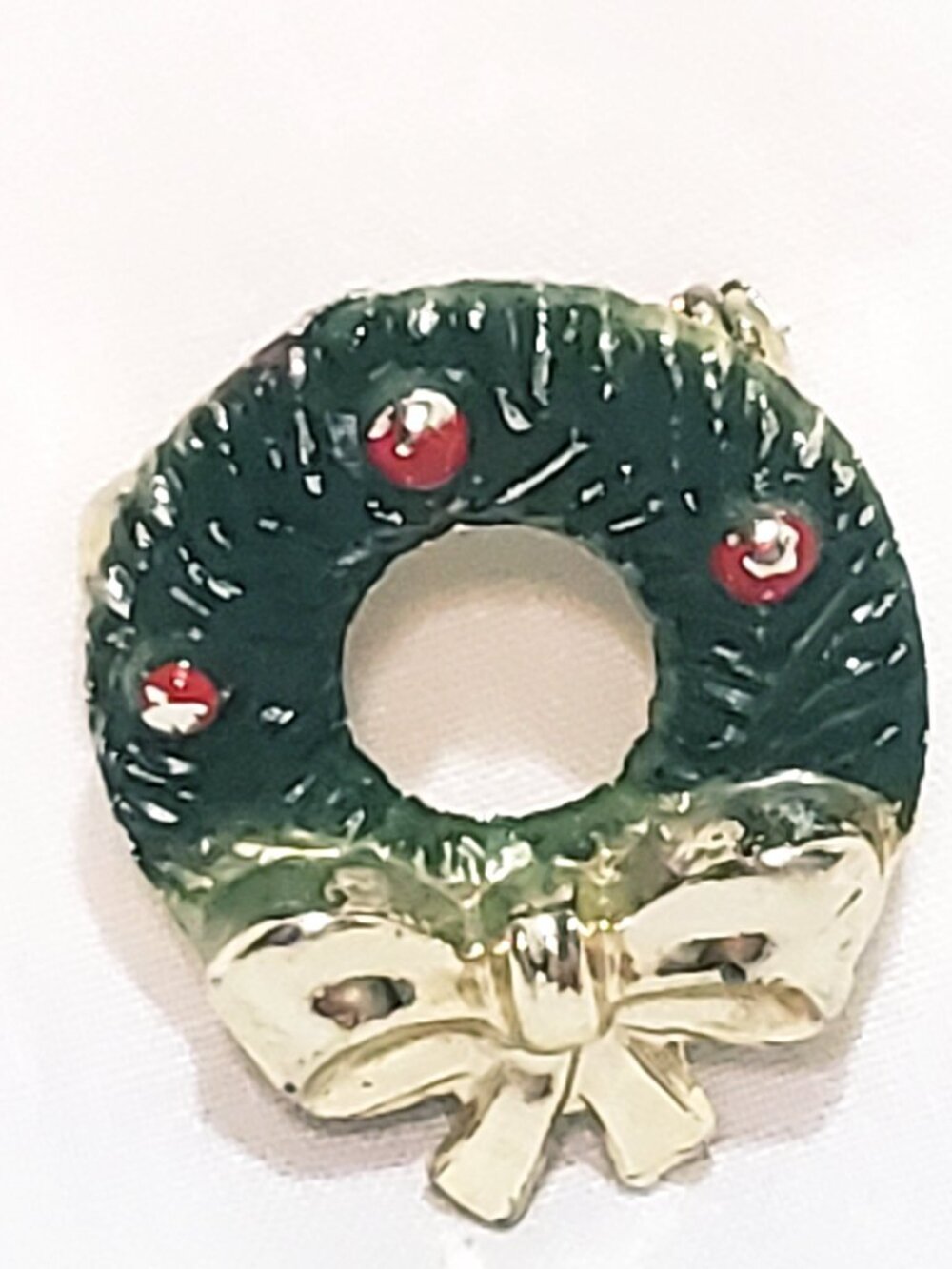 Christmas Wreath Red Berries Brooch Pin 1" Gold tone Green Metal Vintage